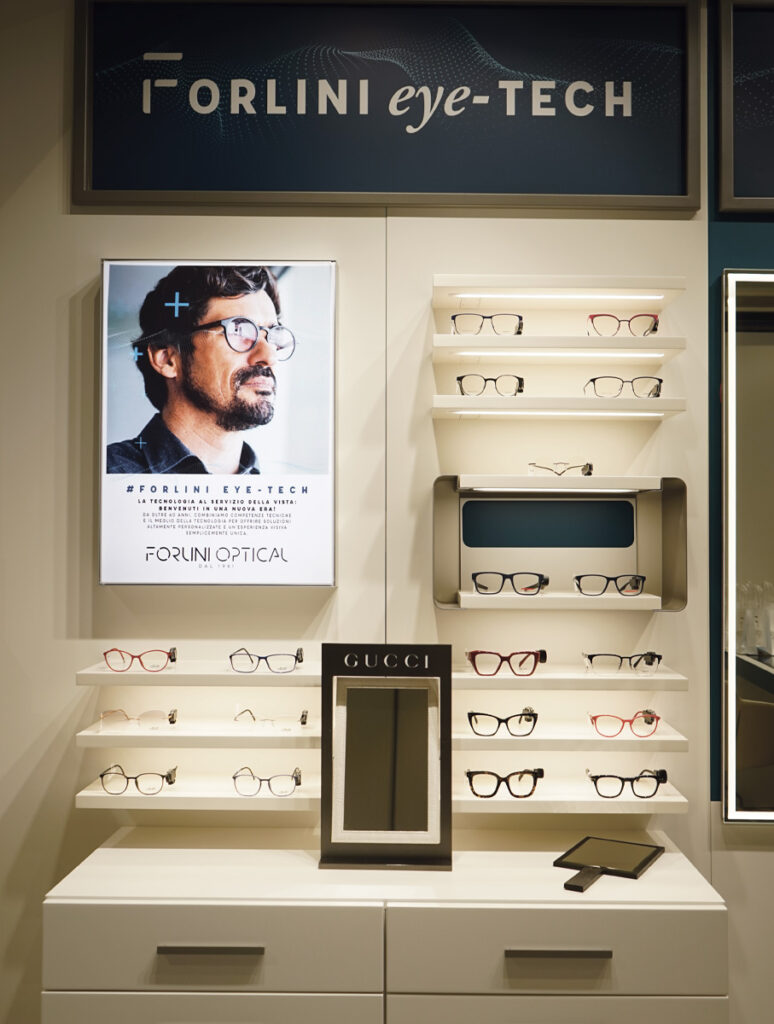 Espositore di occhiali da vista nel negozio Forlini Optical di Bologna
